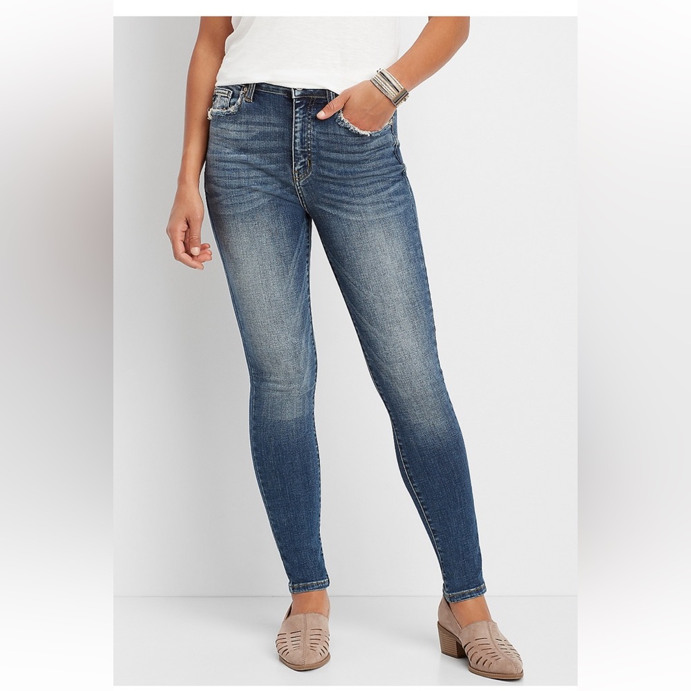 KanCan™ High Rise Medium Tint Distressed
Skinny lean Size 32